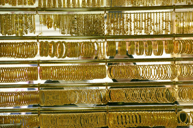 مصوغات من الذهب معروضة في أحد محال المجوهرات- (أرشيفية)